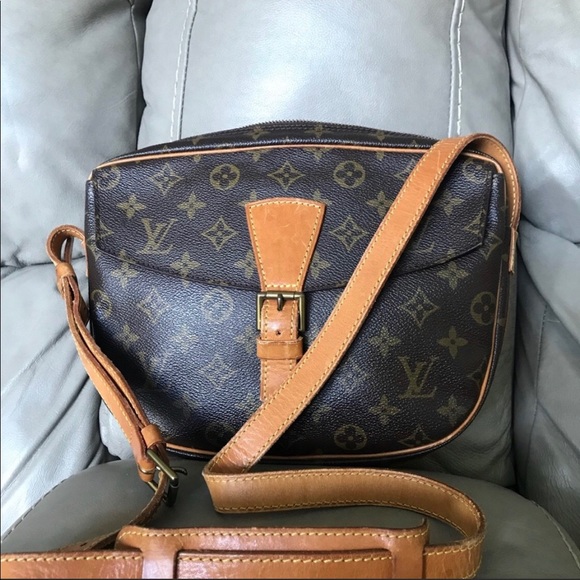 Louis Vuitton Handbags - Auth. Louis Vuitton Crossbody